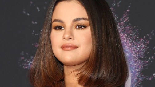 Annyira rövid Selena Gomez neon ruhája, hogy oda sem merünk nézni