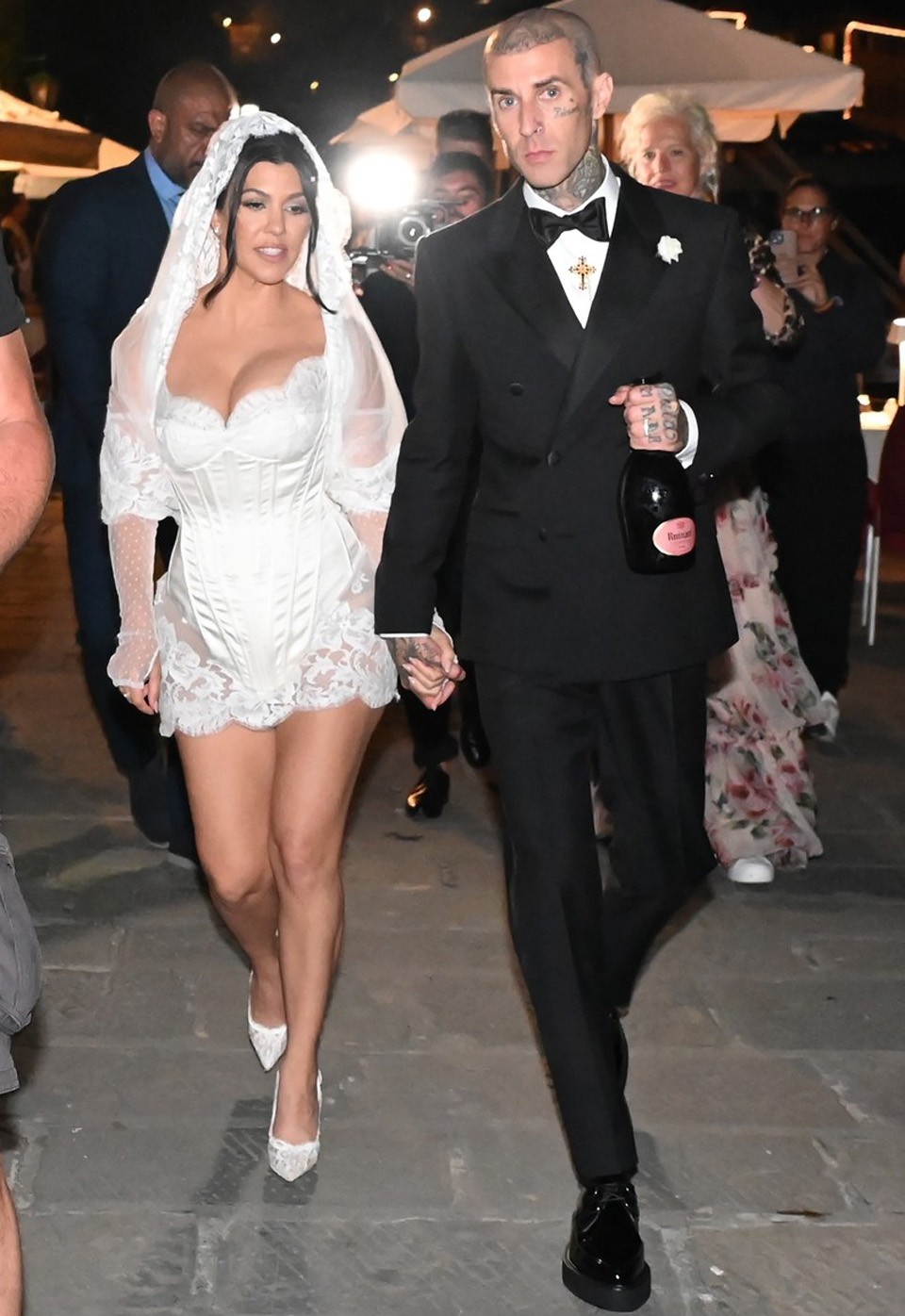  A mini menyasszonyi ruha nem szokványos választás, de remekül állt Kourtney-nak