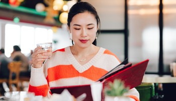 Dizájner táskák helyett a valódi luxus a tányéron kezdődik, a százezres kávé és a milliós dinnye csak a kezdet