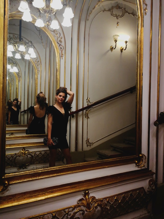 Enikő ma nézőként látogat a színházba, irtó dögös miniruhát választott!