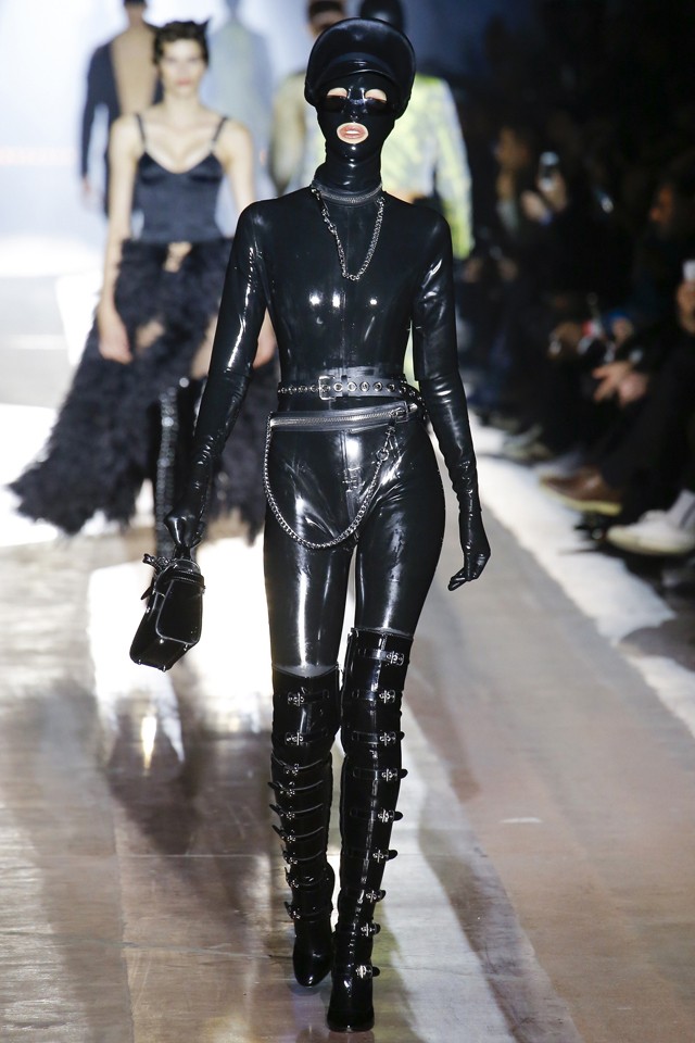 A Moschino a világ legnagyobb fétisbuliját tartotta a kifutón