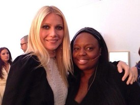 Gwyneth Paltrow már Valentino 2013-as tavaszi-nyári kollekciójának egyik darabját viseli és persze a mellette pózoló Pat McGrath csodás sminkjét
