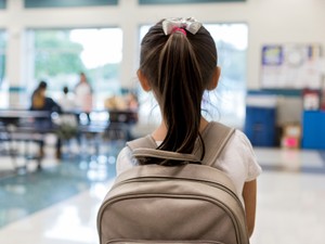 Erőteljes színdarab hívja fel a figyelmet arra, a gyermekkori zaklatás nem múlik el nyomtalanul