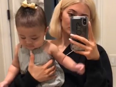 Kylie Jenner babája már fél évesen sminkelni akar