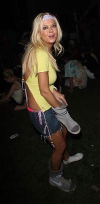 Tara Ried a biztonság híve, fesztiválra csizmát húz!