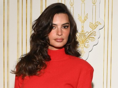 Emily Ratajkowski aligruhában karácsonyozott, zavarbaejtő fotó készült a modellről