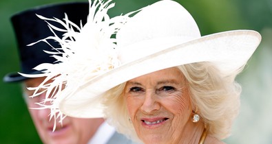 Szívmelengető fotón Kamilla királyné, amint egy bébi elefántot etet