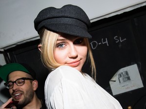 Miley Cyrus oversize dzsekije a hét legmenőbb darabja