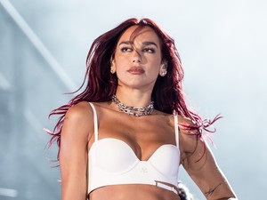 Dua Lipa a világ legapróbb ruhájában lépett színpadra, alig takarta valami az énekesnő testét