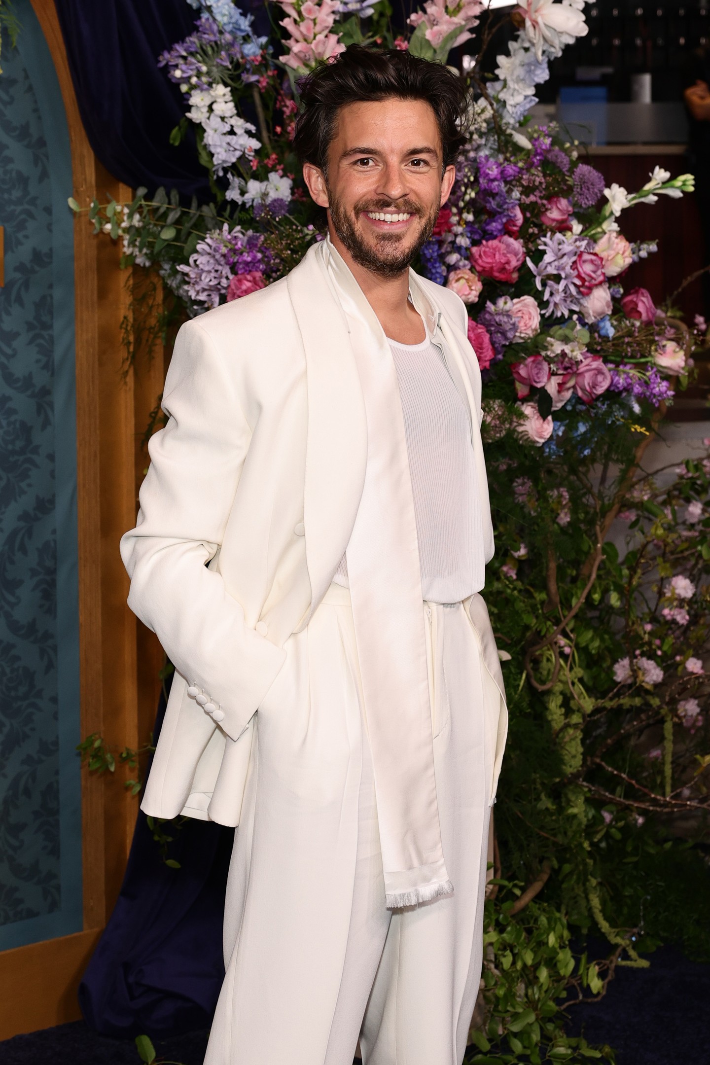 Jonathan Bailey és Simone Ashley között szinte tapintható a kémia a Bridgerton című sorozatban, de azt tudtad, hogy a való életben Jonathan Bailey a férfiakhoz vonzódik? Ez is azt bizonyítja, hogy egy jó színész tényleg mindent a lehető leghitelesebben el tud játszani!