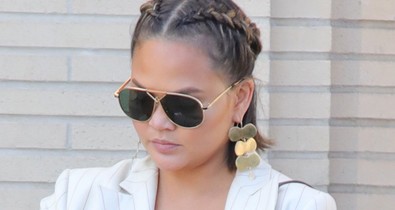 Chrissy szuperstílusos anyuka: 4 hónapos babájával a karján mutatta meg magát