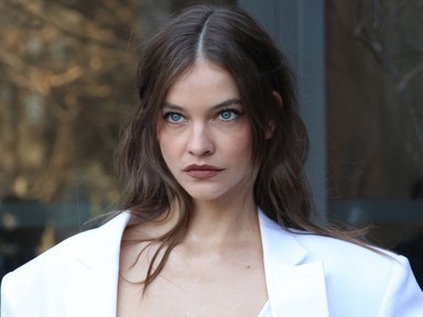 Palvin Barbara egy szál csipke melltartóban pózol, egyszerűen gyönyörű a magyar modell