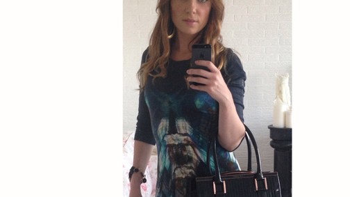 Rúzsa Magdi mintás ruhában