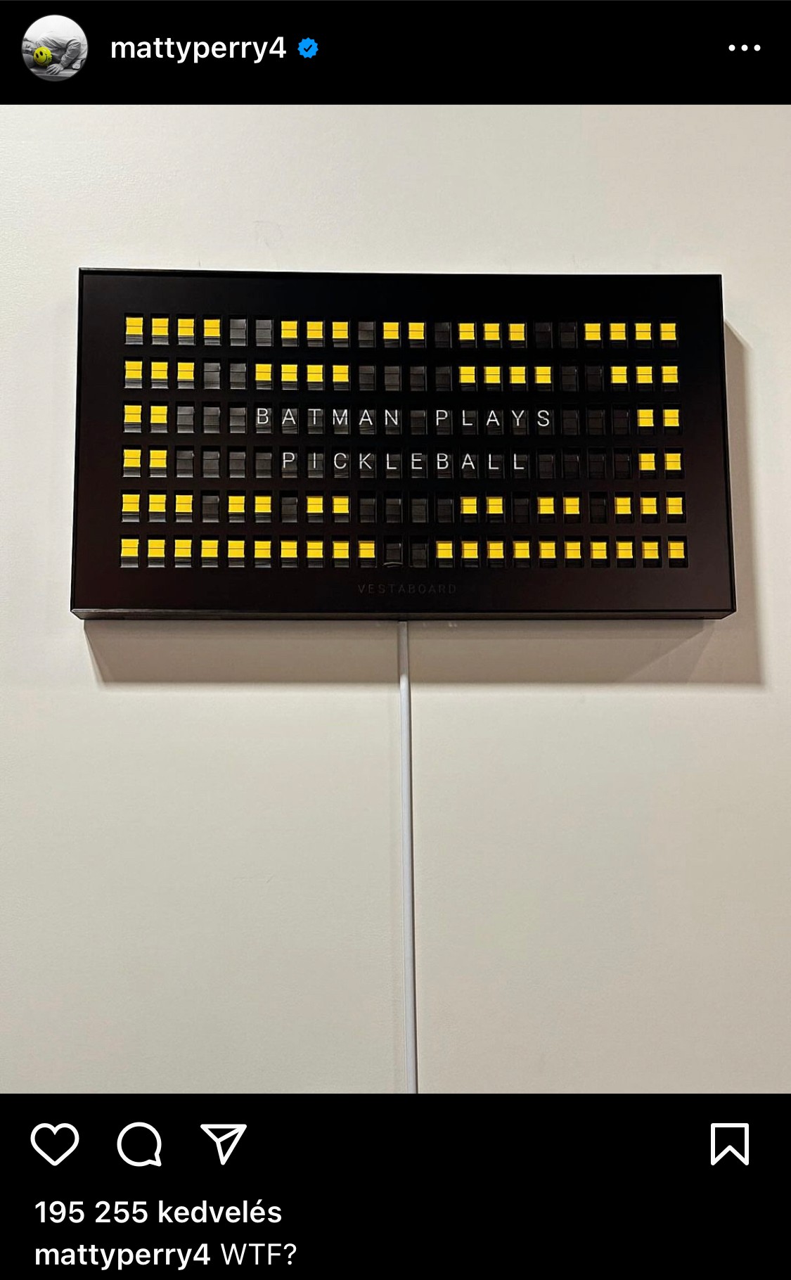 Matthew Perry október 22-én megosztott fotója is a Batman-tematikát követi. A képen a következő olvasható: Batman plays pickleball, ami azt jelenti, hogy Batman pickleball-t játszik. A pickleball egyébként a tenisz a tollaslabda és a ping-pong sportok egyvelege. (Érdekes egybeesés: Matthew Perry órákkal a halála előtt, október 28-án pickleball-t játszott.)