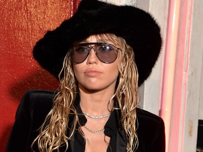 Miley Cyrus leutánozta az apja, Billy Ray Cyrus ikonikus frizuráját