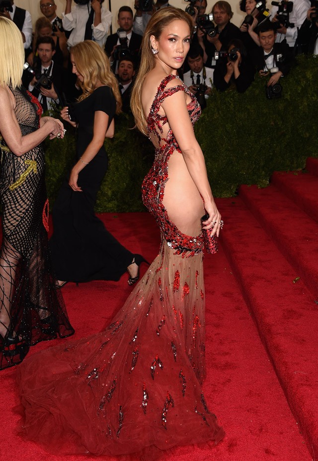 Jennifer Lopez a 2015-ös Met gálán Versace ruhában