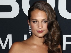 Gyászos ruhában is ragyog Alicia Vikander