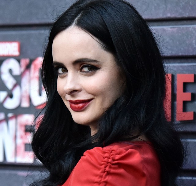 A Jessica Jones sztárja hatalmas pocakkal pózolt vörös szőnyegen