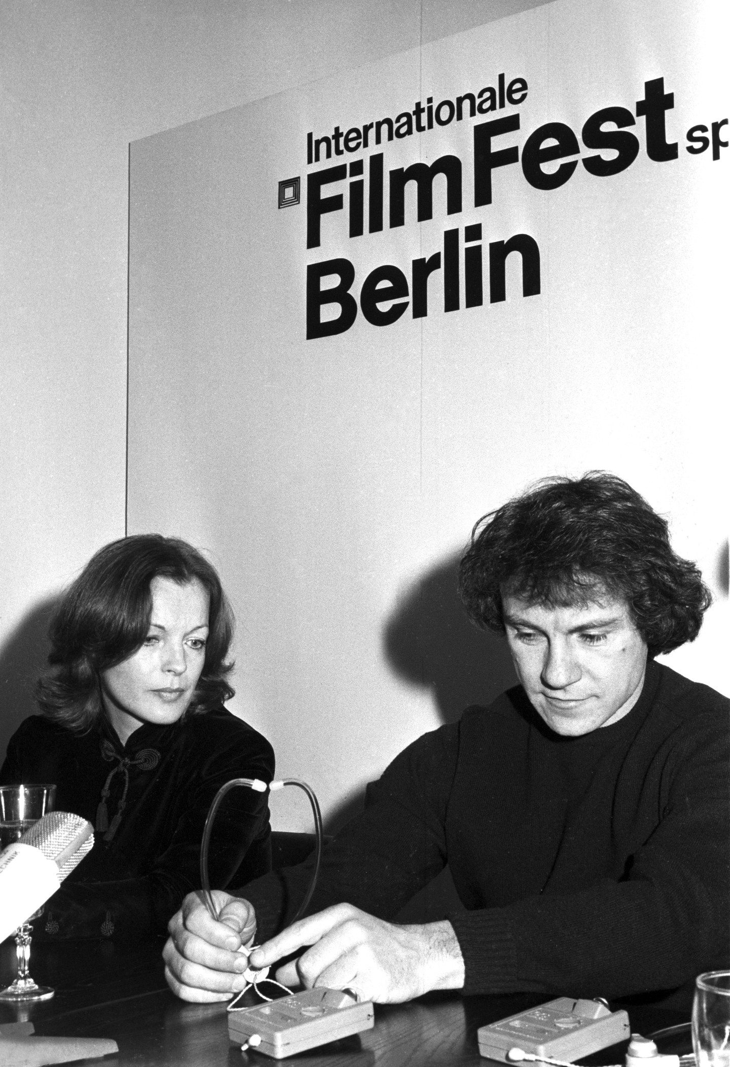 Romy Schneider és Harvey Keitel 1980-ban a Berlini Filmfesztiválon. A színésznő ekkor már sokat látott, elismert művész volt, aki a tragédiák és betegségek ellenére is aktívan dolgozott – szakmai elhivatottsága az utolsó éveiben is töretlen maradt.