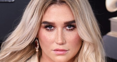 Kesha a lehető legkreatívabban viselte a fehér rózsát!