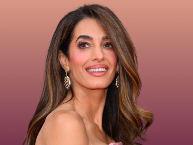 Amal Clooney rózsaszín miniruhában bulizott, Barbie babaként tündökölt George Clooney oldalán