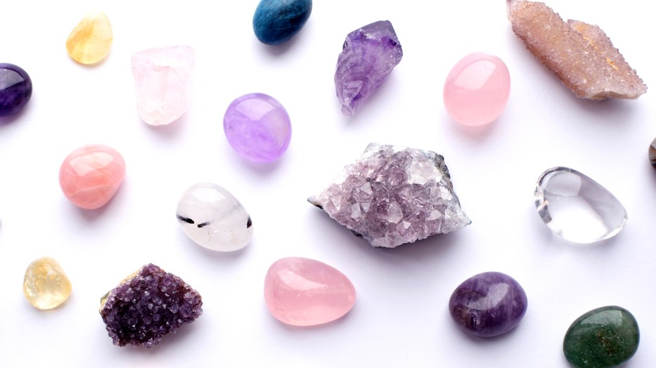 Minden ásvány egy-egy csakrához tartozik, és jellemzően azokhoz a kövekhez vonzódsz, amelyik csakrád támogatásra szorul