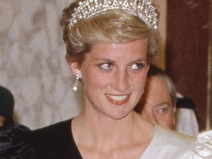 Így készültek Diana hercegné ruhái! Nyilvánosságra kerültek a fotók!