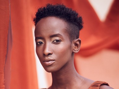 Szomáliából menekült, mára topmodell lett belőle Magyarországon - Rea Milla divatmodell egy csodás divatanyagban tündököl