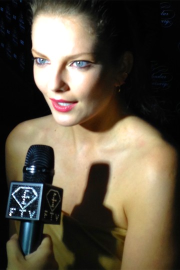 Enikő interjút ad a Fashion TV-nek.