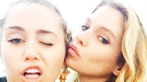 Parkolóban esett egymásnak Miley Cyrus és Stella Maxwell