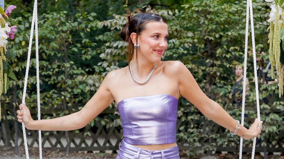 Millie Bobby Brown falatnyi piros bikiniben pózol, különleges alkalomból osztotta meg a fotót róla Jake Bongiovi