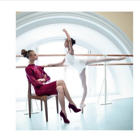 Félmeztelen jógázás tűsarkúban