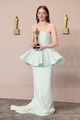 Emma Stone nyertesként távozott a 2024-es Oscar-gáláról. A díját egy gyönyörű Louis Vuitton estélyiben vette át, ami színét tekintve letisztult volt, egy egyszerűbb szabásvonalban megmutatkozó csavarral.
