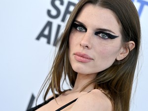 Julia Fox új szintre emelte a kis fekete fogalmát, az övé csak övekből áll