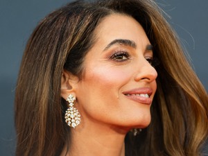 Amal Clooney tűzpiros ruhában hódít, egyszerűen álomszép George Clooney felesége