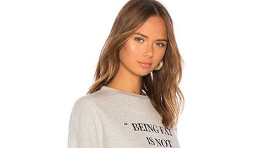 Megbotránkoztató felirattal minősítette a kövér embereket a Revolve divatmárka