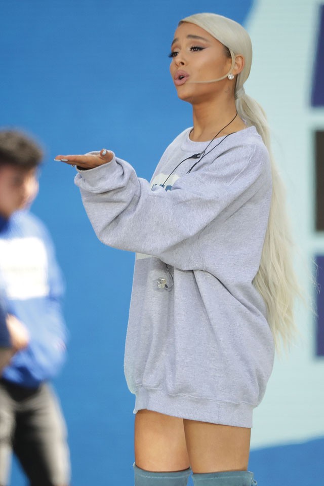 Ariana Grande platinaszőkén