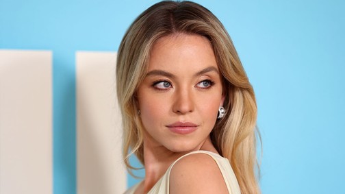 Sydney Sweeney meztelenruhája maga az álom, csak néhány virág takarta el a színésznő melleit