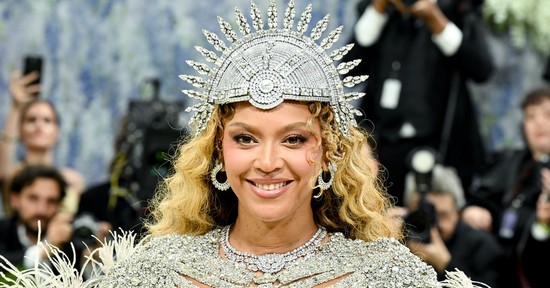 Beyoncé kristályokkal kirakott pucérruhája láttán elakad a szavad, 10 év után újra tarolt a Met-gálán