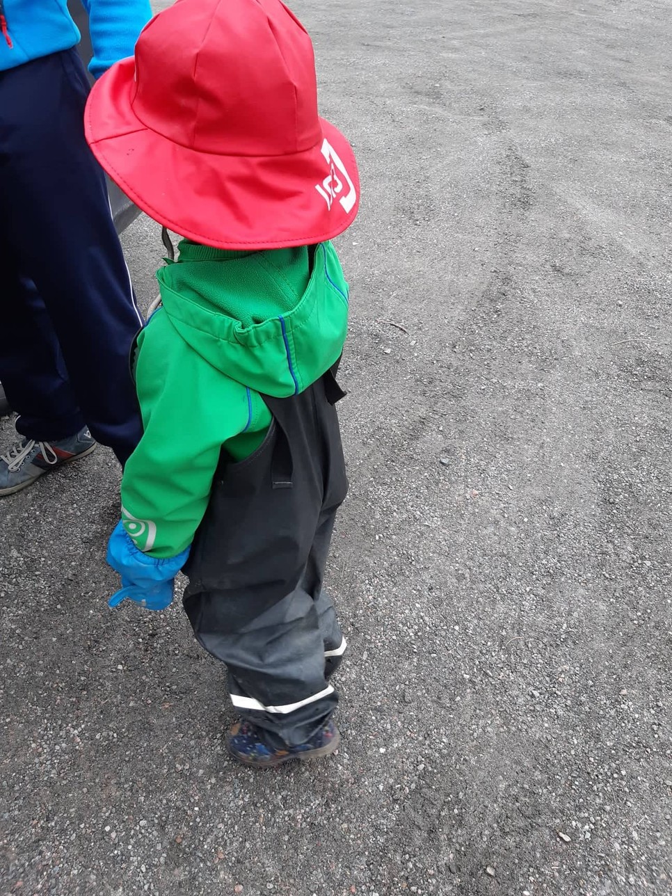 A pocsolyázás jó móka! Csak kell hozzá a megfelelő öltözék: esőkabát, sárnadrág, gumicsizma, vízálló kesztyű és esetleg egy vízálló kalap. A nyakig sáros gyerekeket a szülők slaggal szokták lecsapatni, mielőtt elindulnak velük hazafelé. 