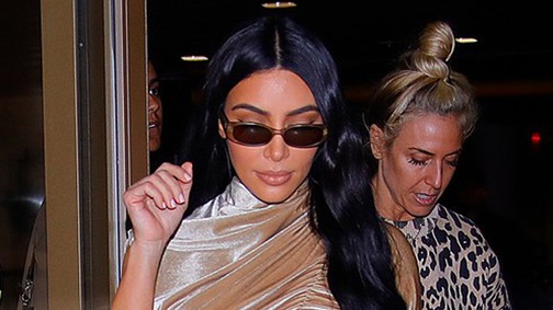 Kim Kardashian magára rántotta a karnist, de szerinte ez a divat