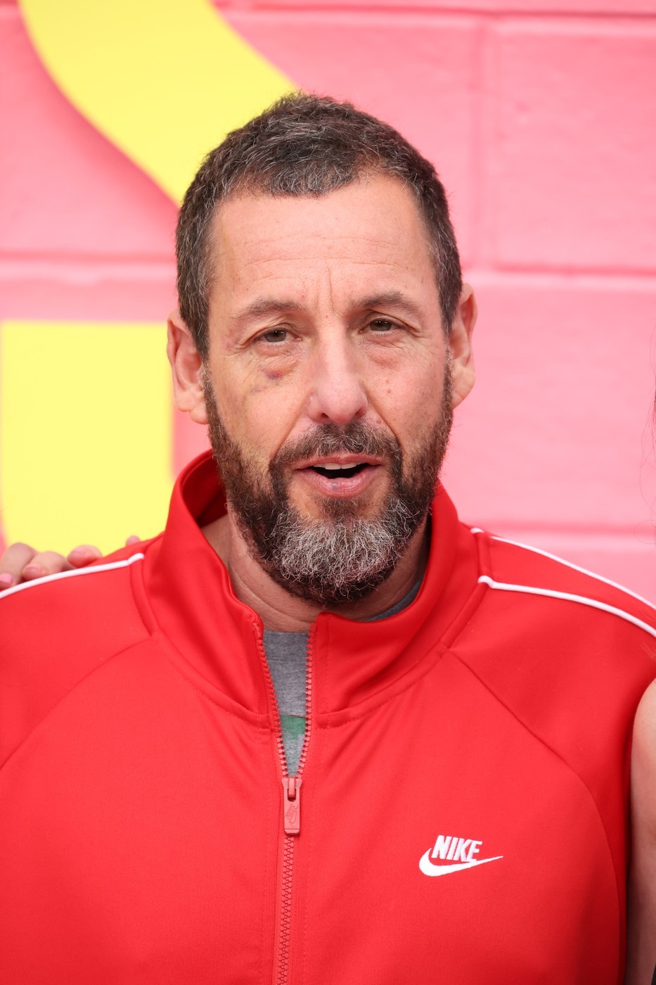 1. Adam Sandler. Becsült nettó vagyon: 440 millió dollár, összes bevétel 2025-ben: 48 millió dollár. Nemrég került az első helyre a legjobban fizetett színészek listáján, köszönhetően rendkívül sikeres Netflix-szerződésének és olyan hamarosan megjelenő filmjeinek, mint a Happy, a flúgos golfos 2. A színész a Jay Kelly című filmben is főszerepet játszott, folytatva ezzel hosszú távú együttműködését a streamingóriással. 
