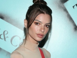 Emily Ratajkowski nem vett melltartót, át is látszott teljesen a mellbimbója