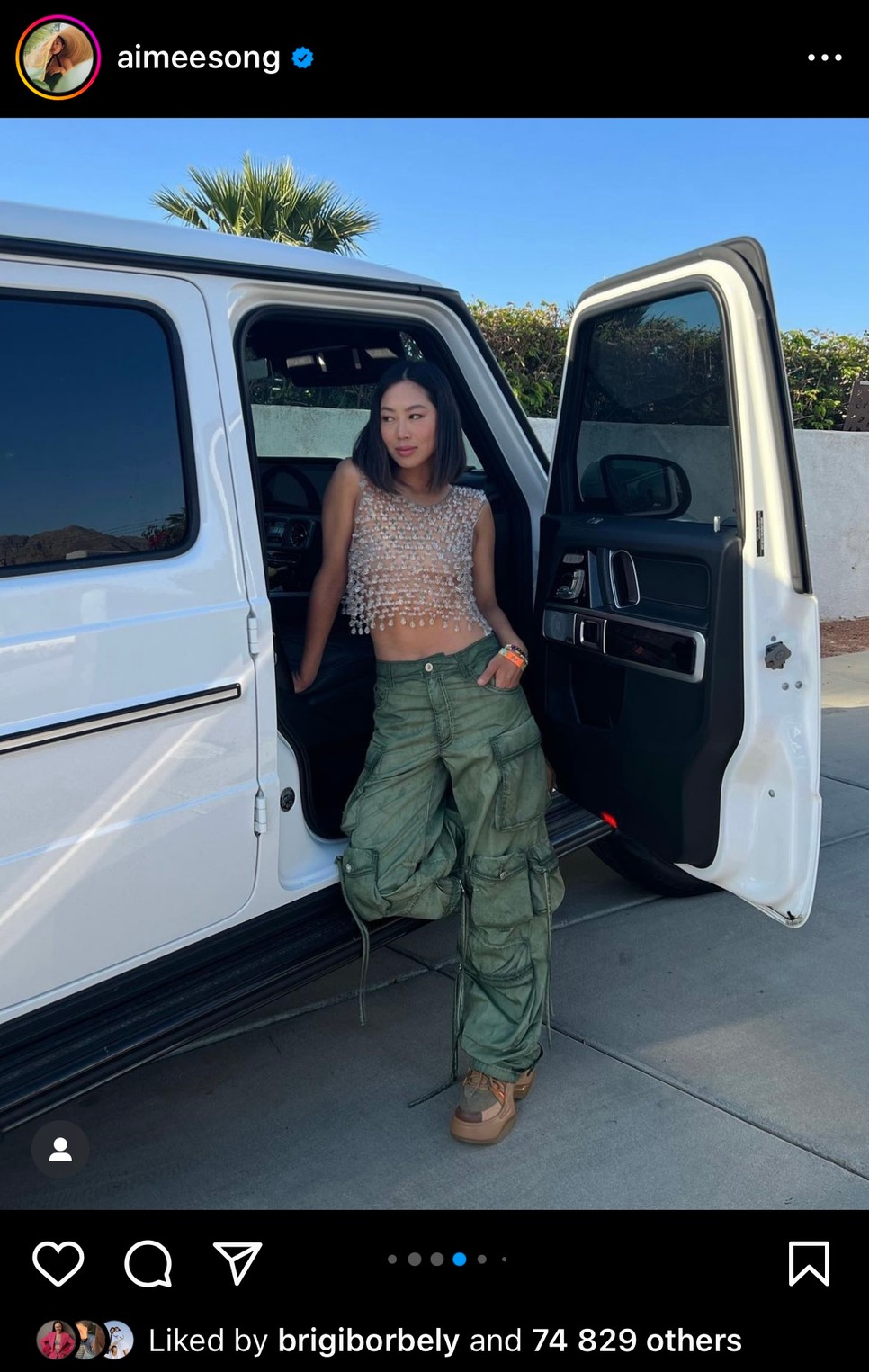 Aimee Song a Coachella fesztiválon hódított cargo nadrágban.