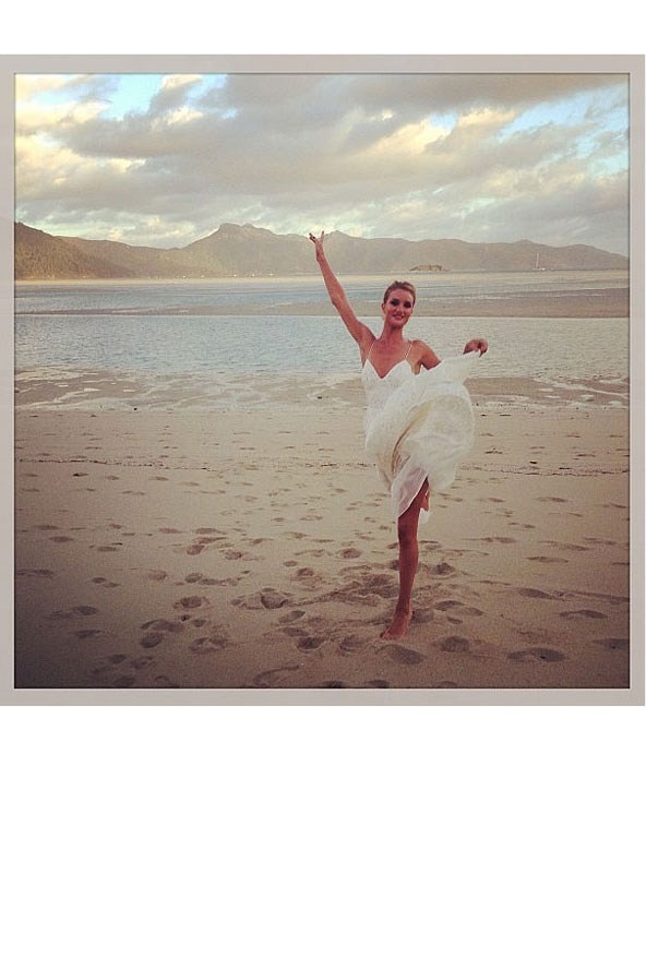 Rosie Huntington-Whiteley úgy néz ki, mint egy istennő ezen a tengerparti fotón, ebben a ruhában.