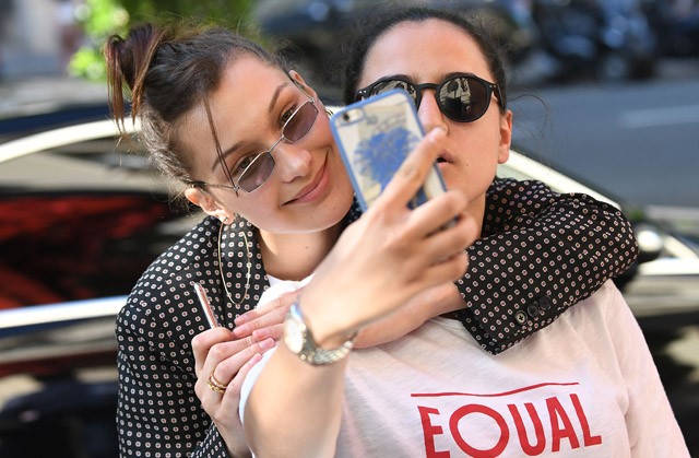 Bella Hadid egy rajongójával szelfizik