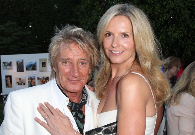 Rod Stewart és Penny Lancaster – 26 évAz ő esetükben kissé felborult a sorrend, hiszen már a randizási szakaszban két gyerekük született, az esküvőre azonban csak 2007-ben került sor. Penny a zenész harmadik felesége.