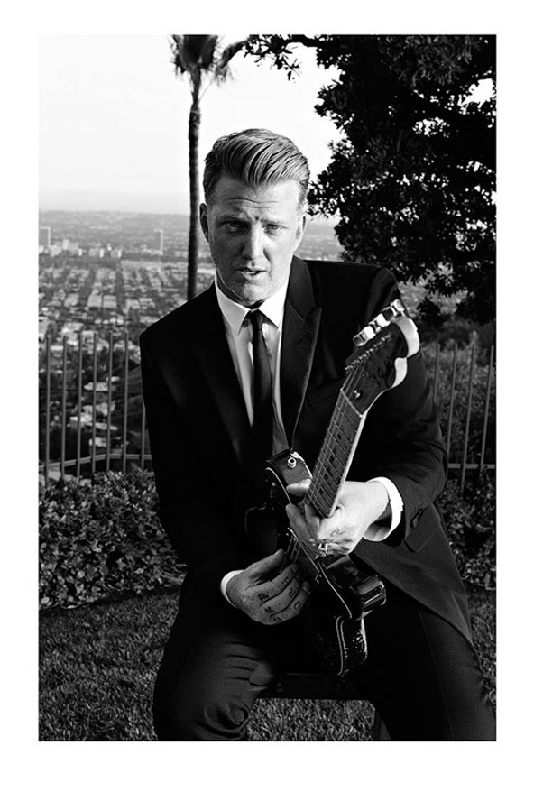 David Lynch gitárral? Nem, Josh Homme David Lynchnek öltözve