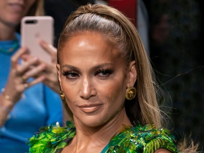 Igen, Jennifer Lopez megmutatta az ikonikus-botrányos Versace ruhájának a sportos változatát