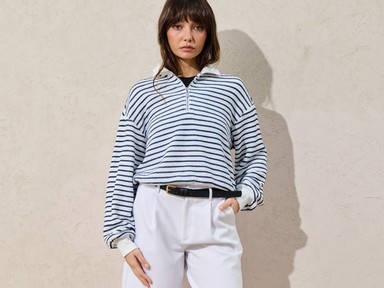 Hogyan kombináljuk a melegítőfelsőket más ruhadarabokkal?